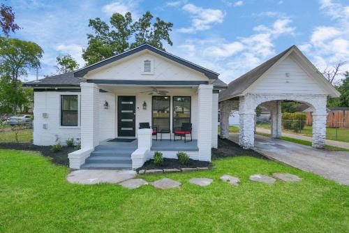 Stylish 4-Bedroom Home 9 Minutes From Downtown in Houston, USA