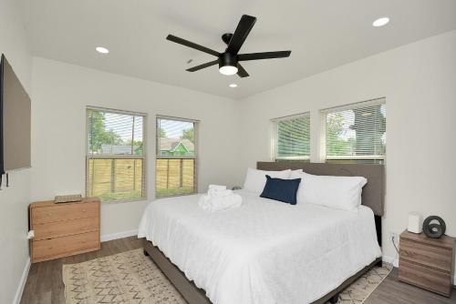 Stylish 4-Bedroom Home 9 Minutes From Downtown in Houston, USA