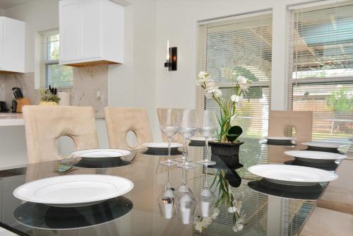 Stylish 4-Bedroom Home 9 Minutes From Downtown in Houston, USA