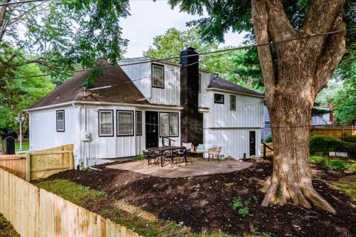 Light Bright OP Remodeled Home 4BD 2BTH in Overland Park, USA