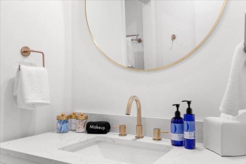 Light Bright OP Remodeled Home 4BD 2BTH in Overland Park, USA