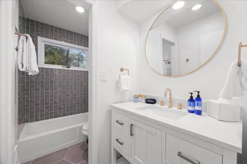 Light Bright OP Remodeled Home 4BD 2BTH - image 12