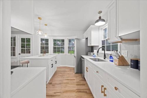 Light Bright OP Remodeled Home 4BD 2BTH - image 8