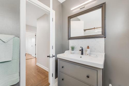 Chic 5BR North Vancouver Retreat Ideal for Groups in North Vancouver, Canada
