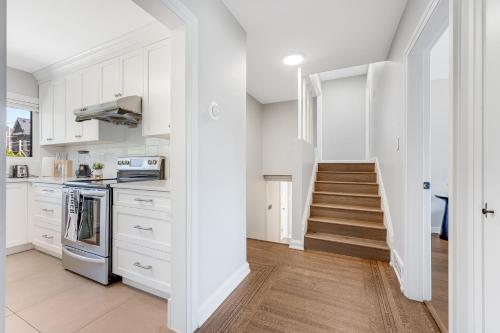 Chic 5BR North Vancouver Retreat Ideal for Groups in North Vancouver, Canada