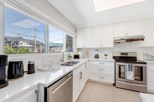 Chic 5BR North Vancouver Retreat Ideal for Groups in North Vancouver, Canada