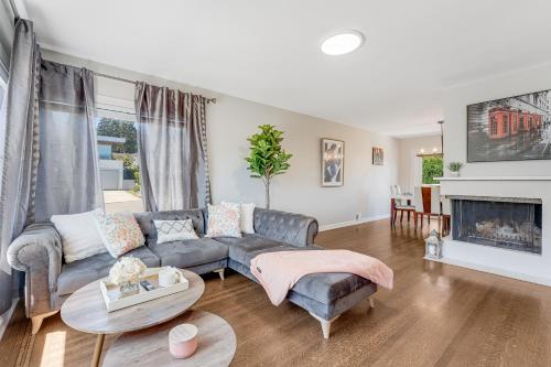 Chic 5BR North Vancouver Retreat Ideal for Groups in North Vancouver, Canada