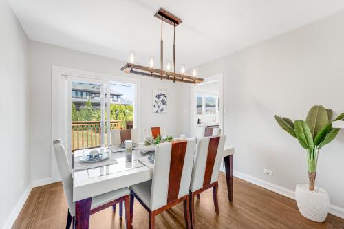Chic 5BR North Vancouver Retreat Ideal for Groups in North Vancouver, Canada