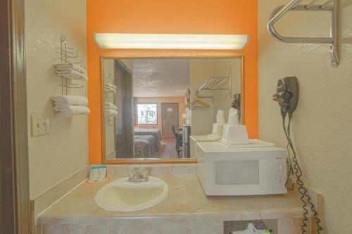 Regency Inn & Suites By OYO Bay City TX in Bay City, USA
