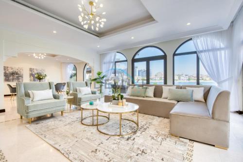 Prestigious 5BR Villa with Assistant Room and Private Pool in Frond O Palm Jumeirah by Deluxe Holiday Homes, Дубай (фото 3)