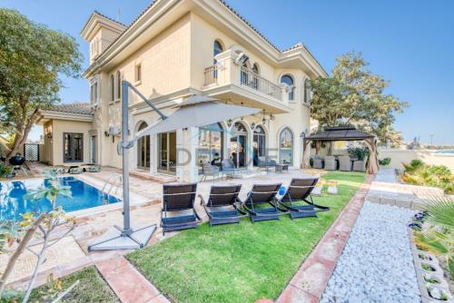 Prestigious 5BR Villa with Assistant Room and Private Pool in Frond O Palm Jumeirah by Deluxe Holiday Homes, Dubaj