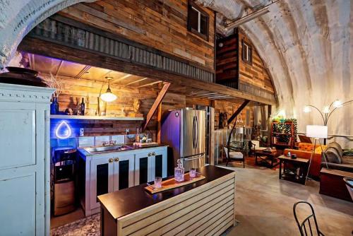 Hill Country Hangar with hottub, 7 minutes from the river and lake in Canyon Lake, USA