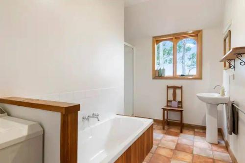 Wine Loft - Cosy Country Retreat with Ocean Views