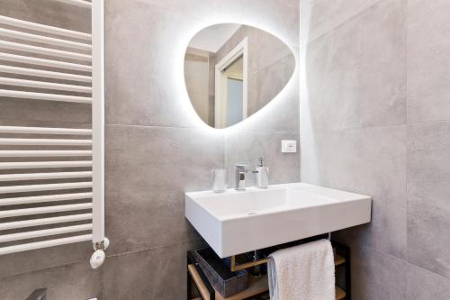 One-Bedroom Apartment image 6