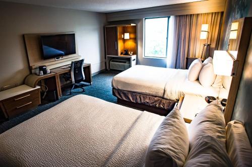 2 queen beds, 1 sofa bed