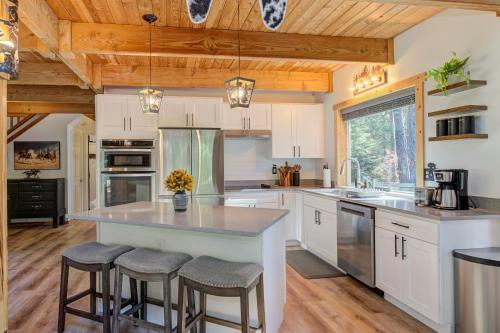 Serene Waterfront Cabin with Sauna & Beach Access