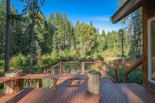 Serene Waterfront Cabin with Sauna & Beach Access