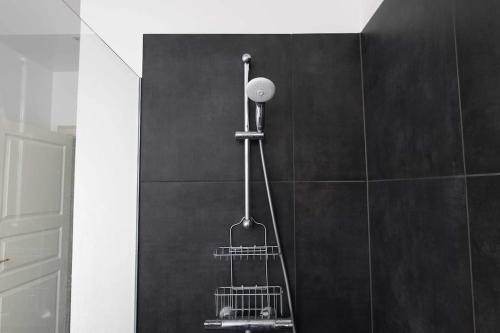 Spacious Apartment on Lively & Vibrant Street - image 4