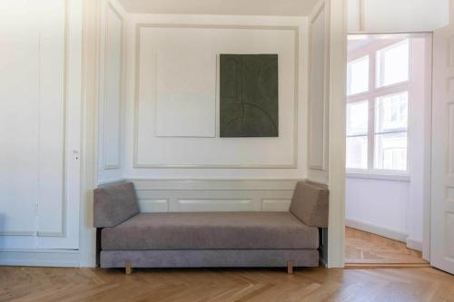 Spacious Apartment on Lively & Vibrant Street - main image