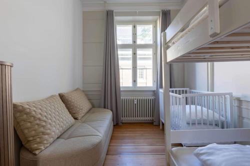 Spacious Apartment on Lively & Vibrant Street - image 3
