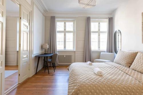 Spacious Apartment on Lively & Vibrant Street - image 14