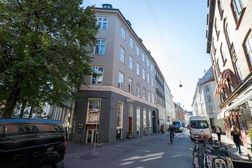 Spacious Apartment on Lively & Vibrant Street - image 11