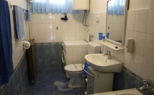 Apartments Maria - close to beach - image 9