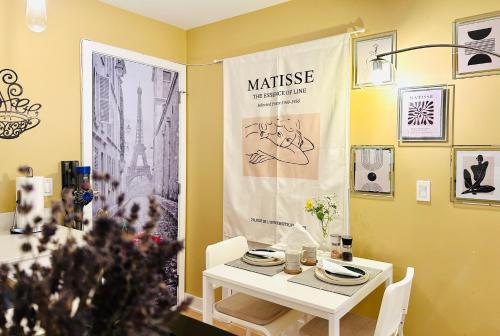 Private Guest Suite in Little Italy - King Bed - Free Parking - Central Location in Vancouver, Canada