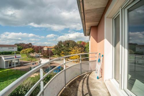 Balcony/terrace, L Idylle Royale de Chatenoy Proche A6 Parking Facile et securise in Champforgeuil