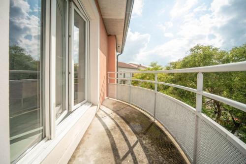 Balcony/terrace, L Idylle Royale de Chatenoy Proche A6 Parking Facile et securise in Champforgeuil