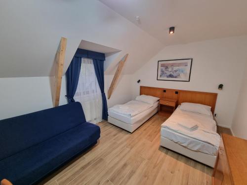 2 twin beds, 1 sofa bed