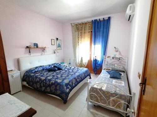 1 queen bed, 1 twin bed