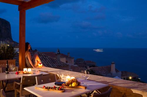 陽台/露台, 莫尼艾姆瓦西斯奢華套房酒店 (Moni Emvasis Luxury Suites) in 莫奈姆瓦夏