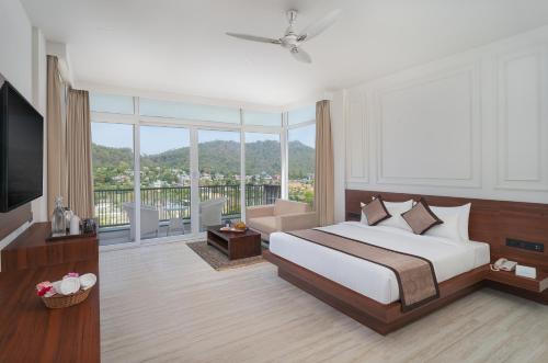 1 king bed, 1 double bed