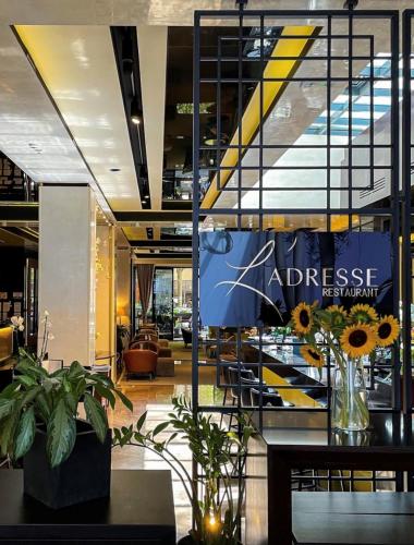 โรงแรมเซนต์ เทน (SAINT TEN Hotel) in วราซาร์