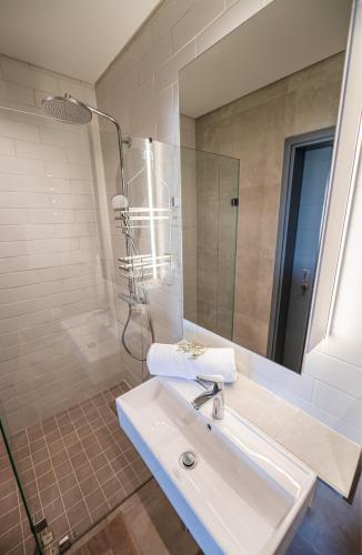 Luxury Beachfront Studio in Blouberg - Tap to explore photos