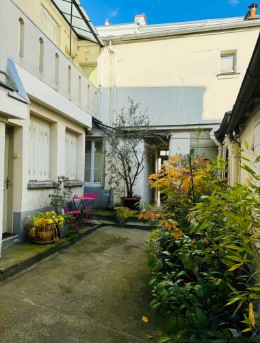 Romantic Artist Room Montmartre Bed & Breakfast - image 11