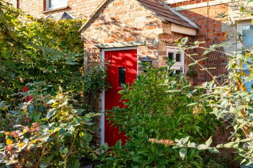 Iekārtas, West Street House with Free Parking, Smart TV and Fast Wifi by Yoko Property in Steeple Claydon