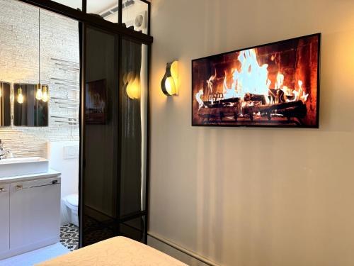 Romantic Artist Room Montmartre Bed & Breakfast - image 3