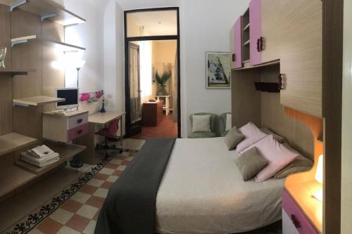 Apartment with 3 bedrooms in Roma with wonderful city view balcony and WiFi - image 7