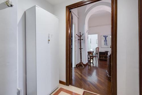 Apartment with 3 bedrooms in Roma with wonderful city view balcony and WiFi - image 12