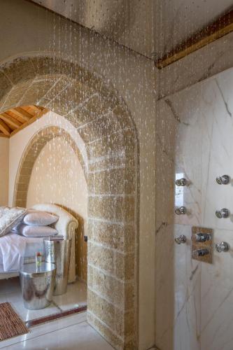 淋浴間, 莫尼艾姆瓦西斯奢華套房酒店 (Moni Emvasis Luxury Suites) in 莫奈姆瓦夏