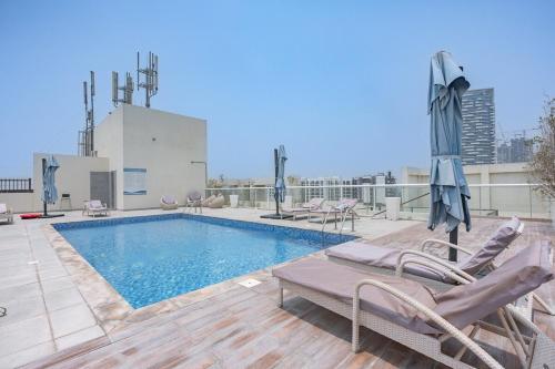 Free housekeeping visits during your stay - StayShort - Elegant 1-Bedroom Apartment in Jumeirah Village Triangle with Balcony Bliss, Dubaï (photo 2)