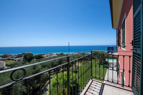 257b - Villetta Maiso - Vista Mare, Giardino e Piscina Privata a 2 minuti di auto dalle spiagge e mare - PARCHEGGIO PRIVATO INCLUSO, Lavagna (Foto 5)