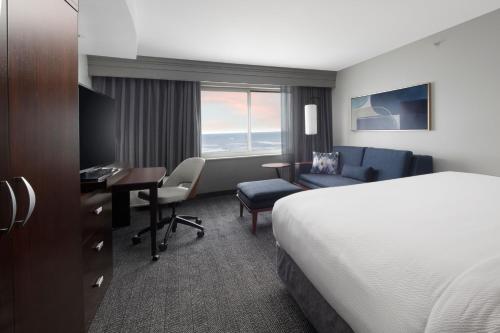Courtyard by Marriott Galveston Island Room Type - Room, 1 King Bed