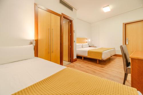 3 twin beds
