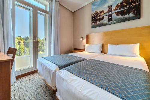 2 twin beds