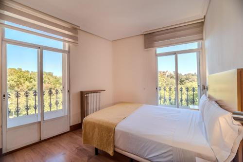 1 double bed, 2 twin beds