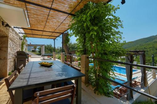 陽台/露台, Villa Eugenia for 8 people with private pool & large garden only 3 km from the beach in 比斯薩克