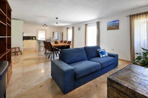 共用Lounge/電視區, Villa Eugenia for 8 people with private pool & large garden only 3 km from the beach in 比斯薩克